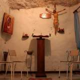 Di fronte poi, intorno a cinque sedie, si trova un leggio su cui � appoggiato un libro di letture religiose: � sovrastato da una statua di Cristo e da due icone in legno con motivi ortodossi-orientali